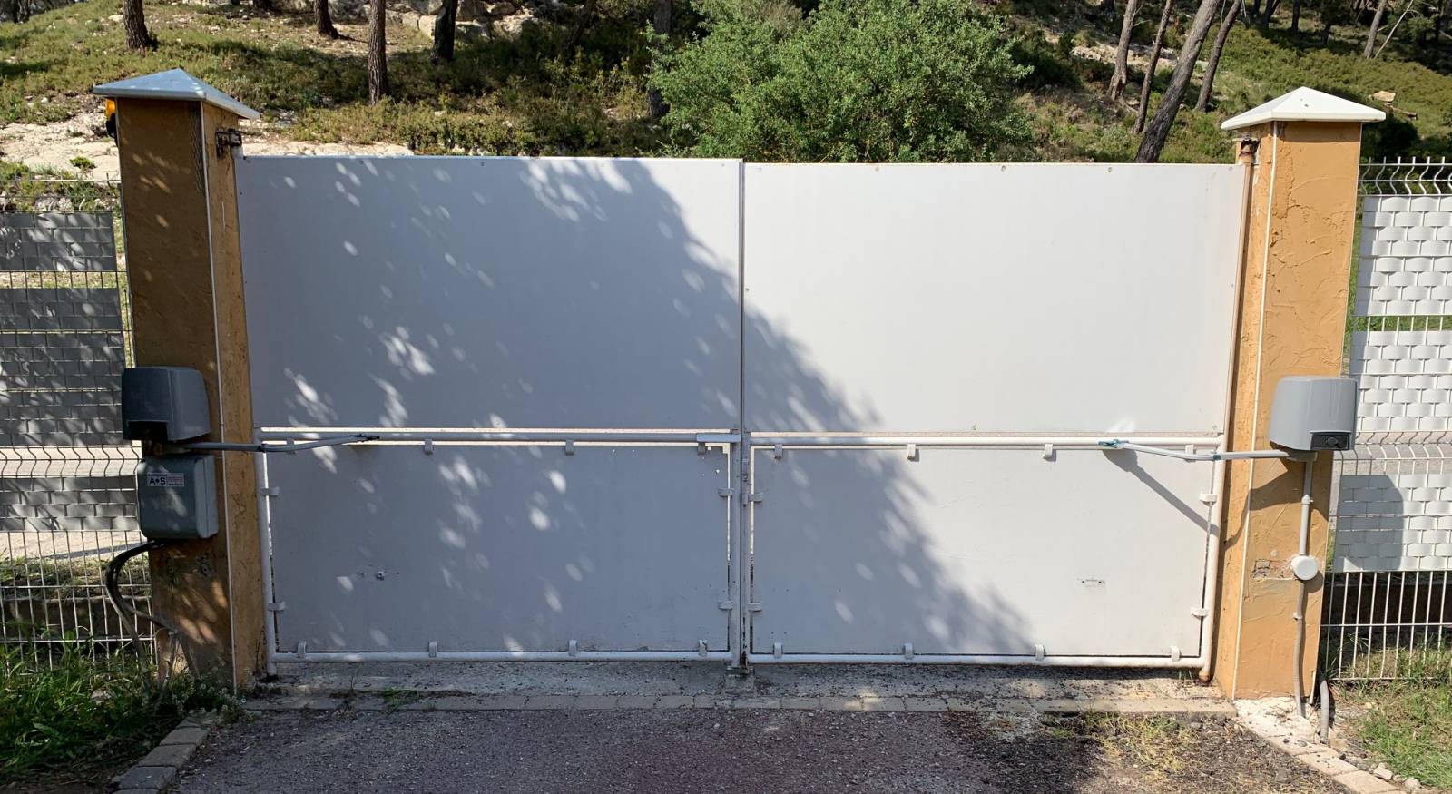 Remise en service d'un portail battant électrique après cambriolage avec installation automatisme came fast FA70230 par Automatisations Services sur Septèmes Vallons près d'Aix et Marseille - Installation et dépannage automatisme
