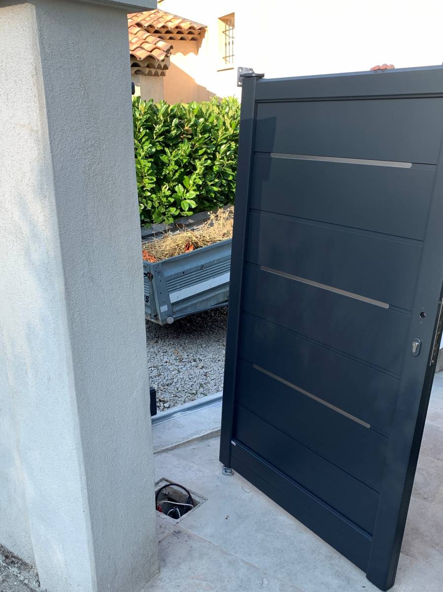 portillon aluminium atlantem lee avec insert inox assorti au portail aix en provence 13100