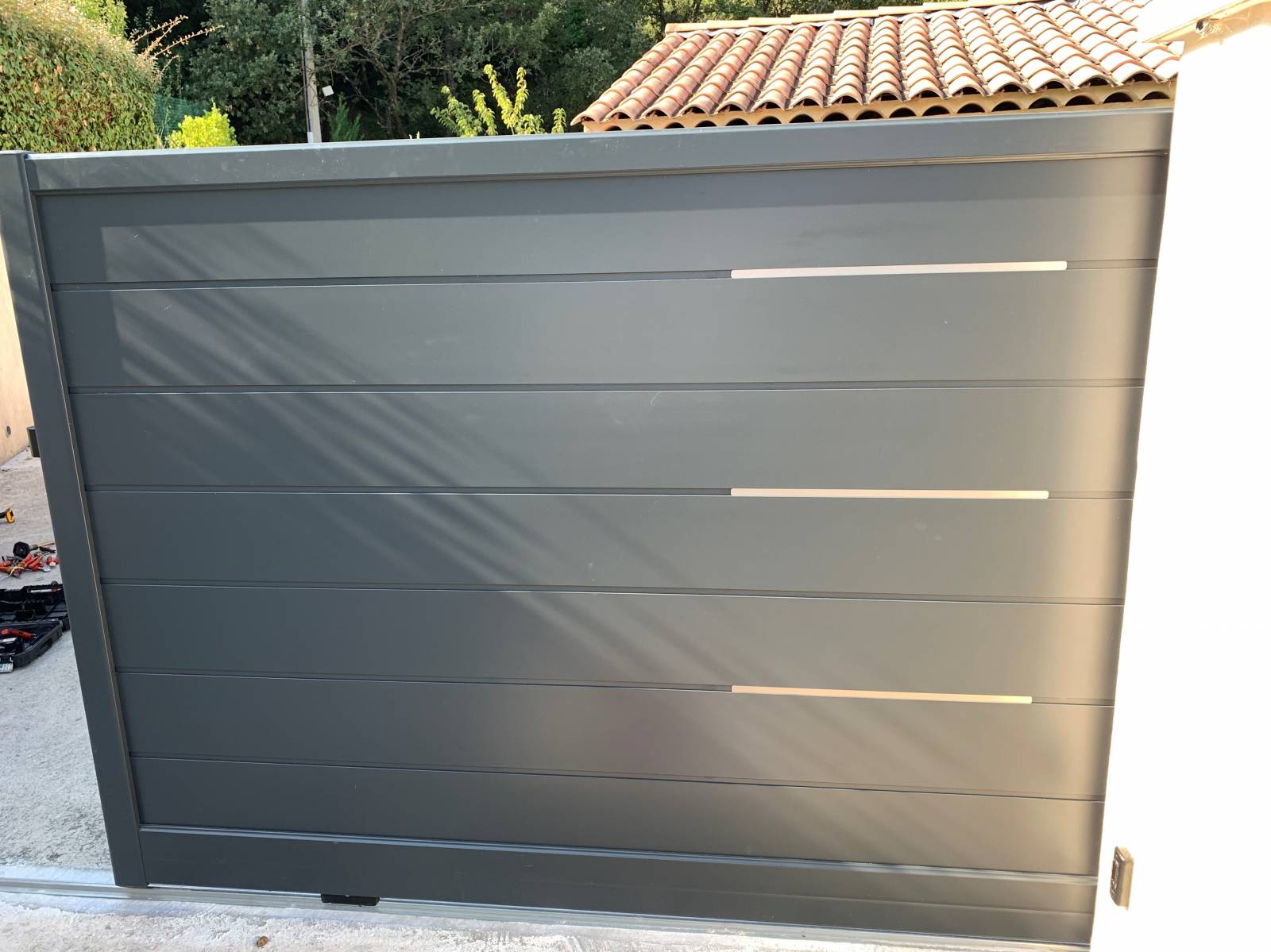 portail coulissant aluminium élégant et robuste sans entretien