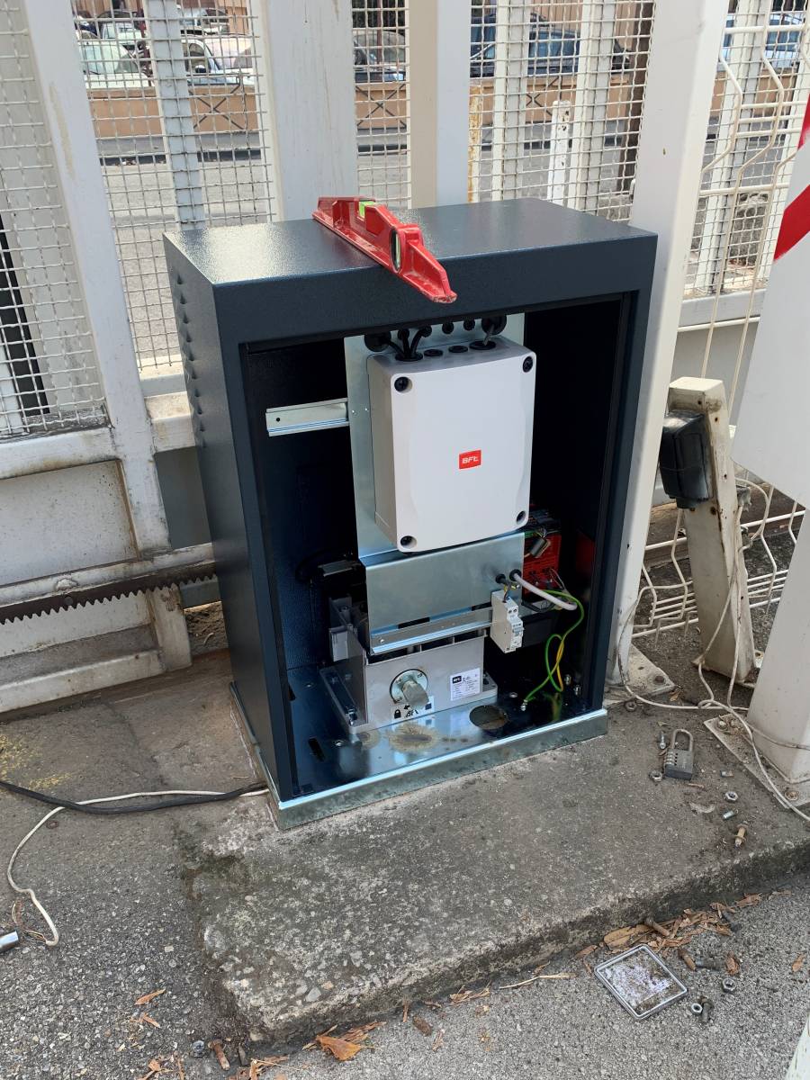installation motorisation Oberon BFT dans coffret de protection métallique spécialement conçue pour un usage intensif dans les résidences et copropriétés par Automatisations Services