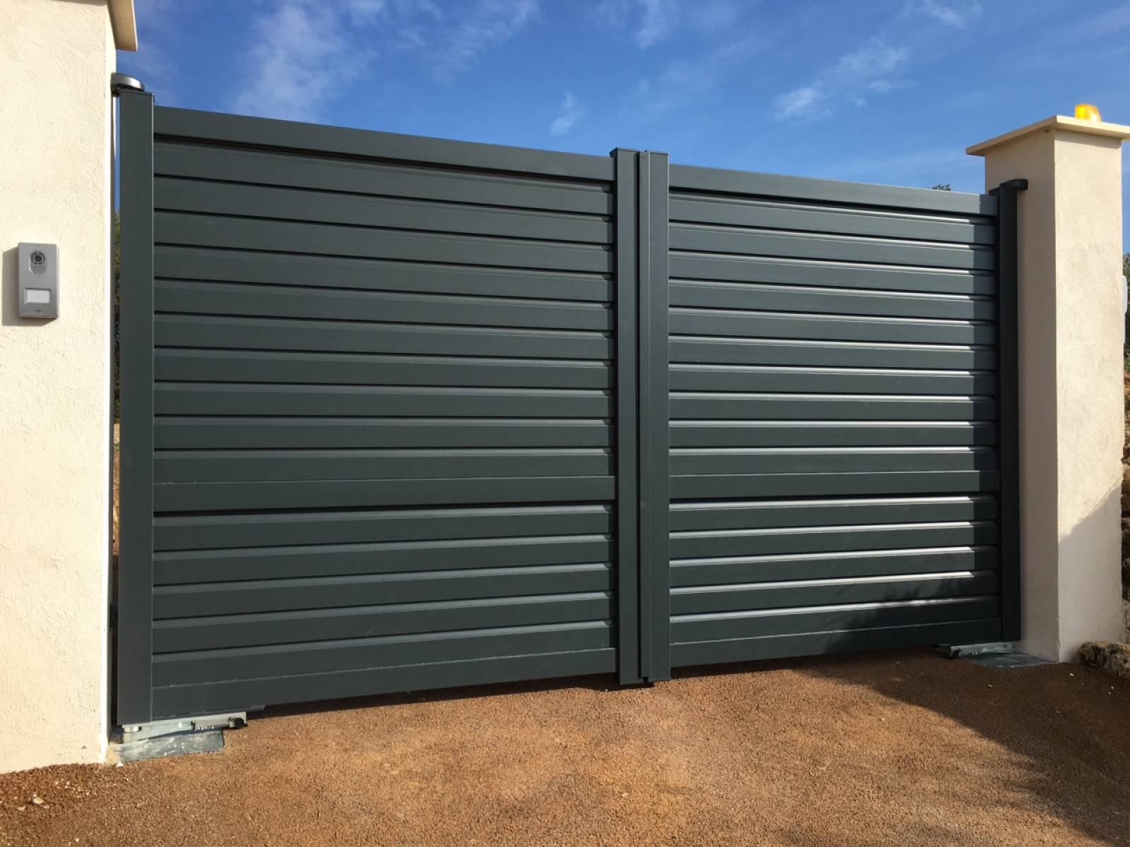 Portail aluminium plein lames persiennes z brise-vue