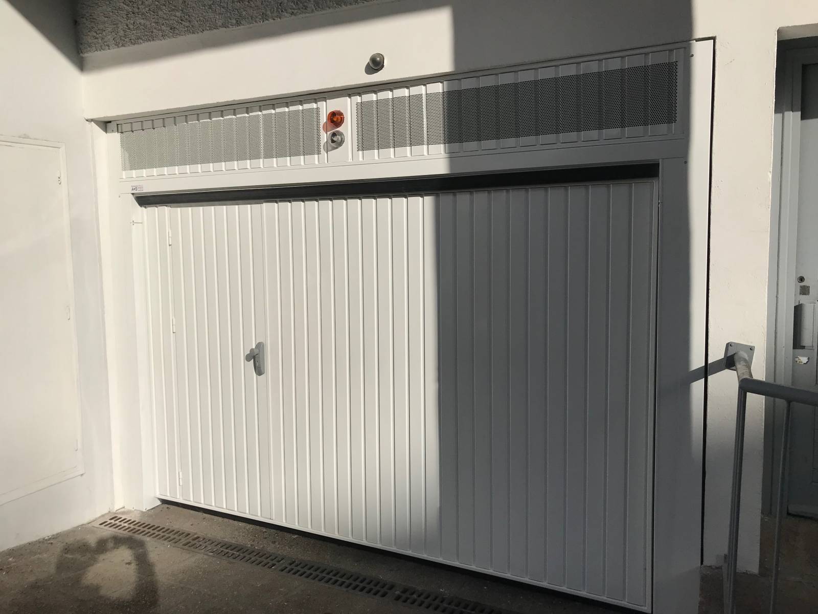 Porte basculante motorisée DOITRAND pour parking collectif à Marseille