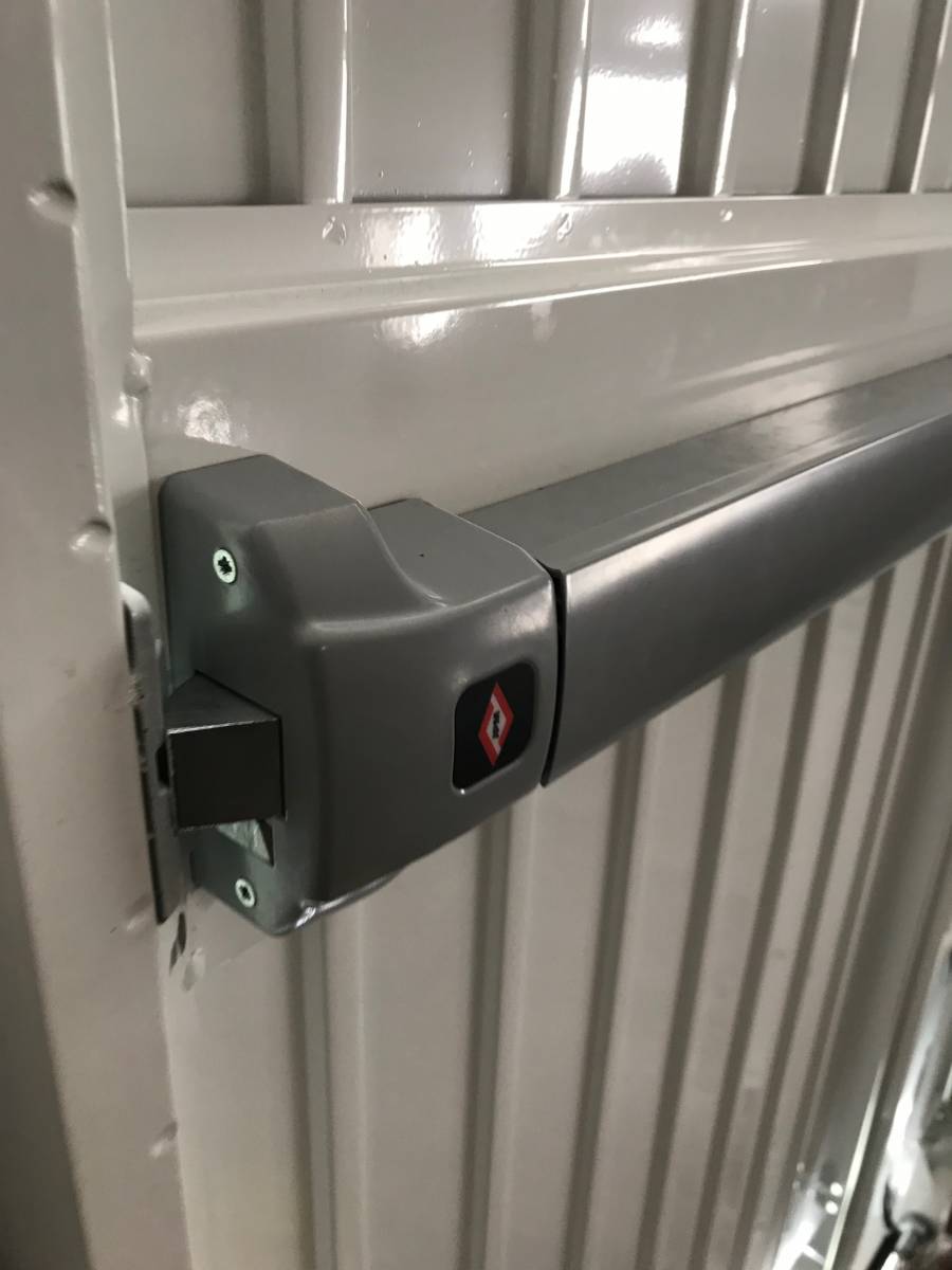 Portillon anti-panique intégré à une porte de garage automatique d'accès à un parking et garages à Marseille