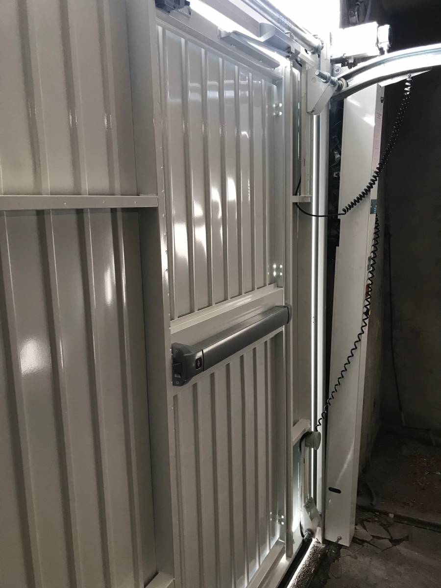 Portillon intégré à une porte de garage automatisée conforme à la réglementation en vigueur dans le secteur de Marseille Aix