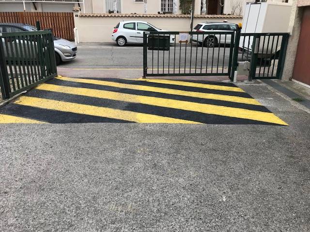 Marquage et signalisation de sécurité au sol par bandes jaune et noire pour portails portes automatique Marseille Aix Aubagne