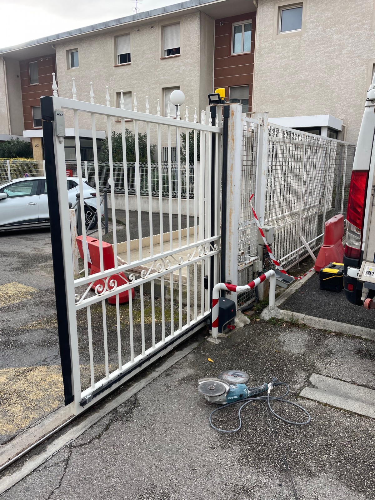 Pose portail coulissant motorisé résidentiel d'accès à une copropriété à Marseille 13012 par Automatisations Services Septèmes