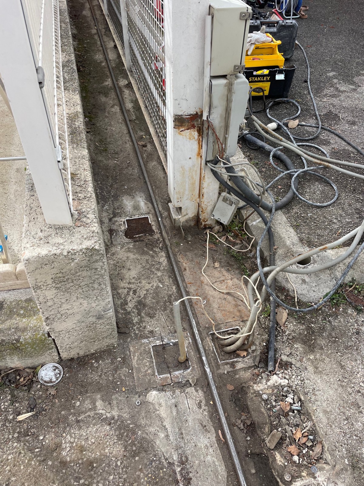 Installation portail coulissant motorisé résidentiel d'accès à une copropriété à Marseille 13012 par Automatisations Services Septèmes