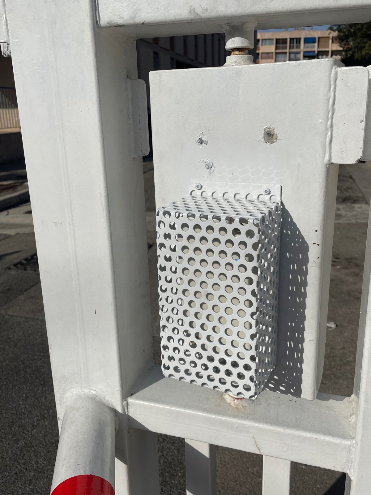 pose d'une grille anti vandale afin de protéger les modules et antennes gsm intratone sur les copropriétés et résidences sur aix et marseille as13.fr