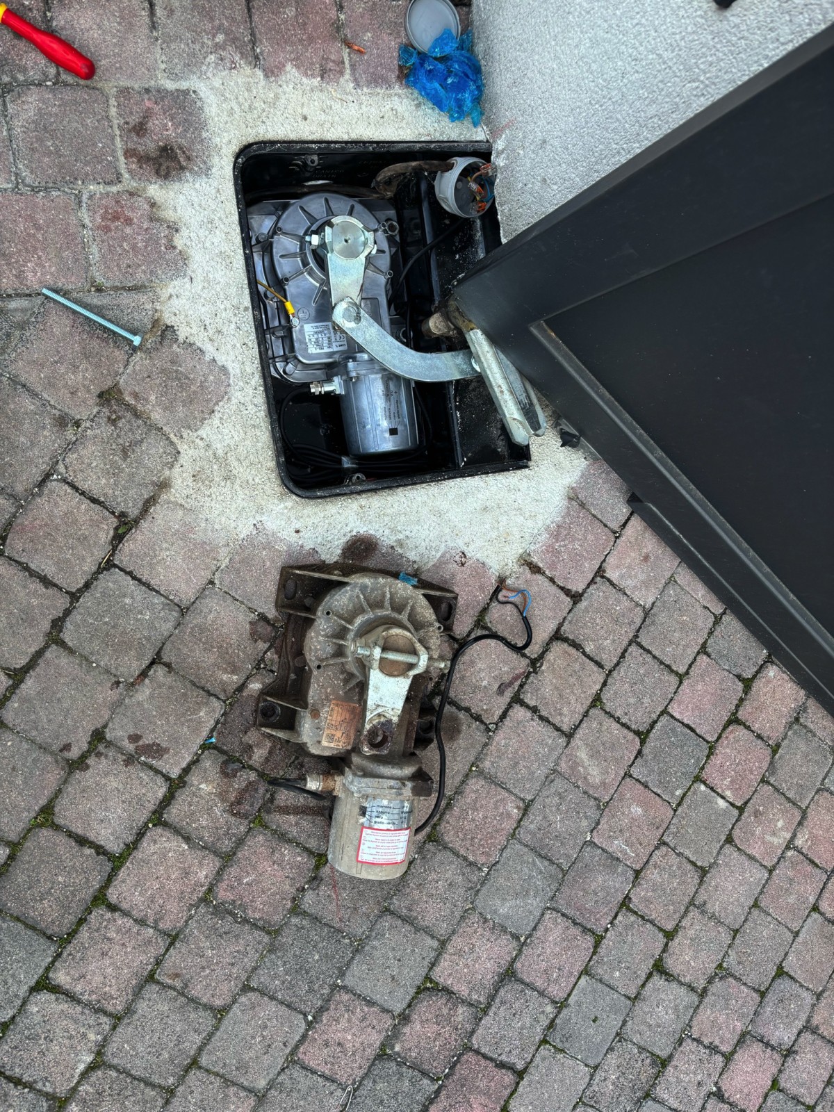 vente pièces détachées came et dépannage de portail automatique avec moteur dans le sol à Aubagne