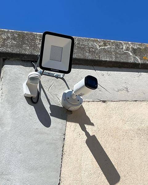 pose caméras tubulaire dahua pour protéger les entrepôts et entreprises sur marseille et aix en provence par automatisations services septèmes