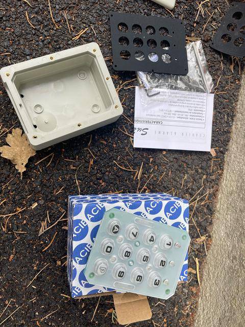 installation de digicode clavier numérique ACIE SU2-BASIC-G avec clavier rétro éclairées en polycarbonate par Automatisations Services septèmes entre aix etr marseille