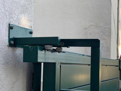 Sécurisation portails par lisse de défense anti intrusion sur portail motorisé Automatisations Services 13240