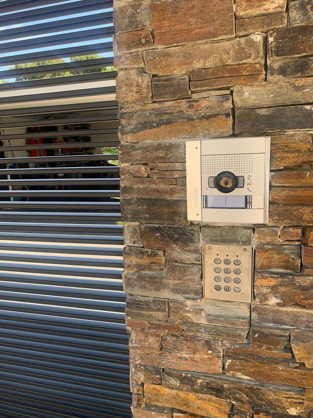 Portier vidéo Lebrand Bticino et clavier à codes SU ACIE de commande d'une porte de garage coulissante pour usage résidentiel installés par Automatisations Services Marseille 13008