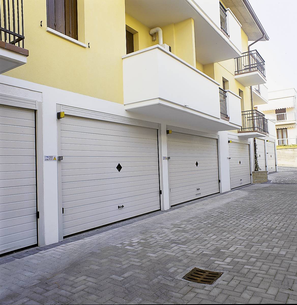 poseur réparateur moteur de porte de garage sectionnelle marseille