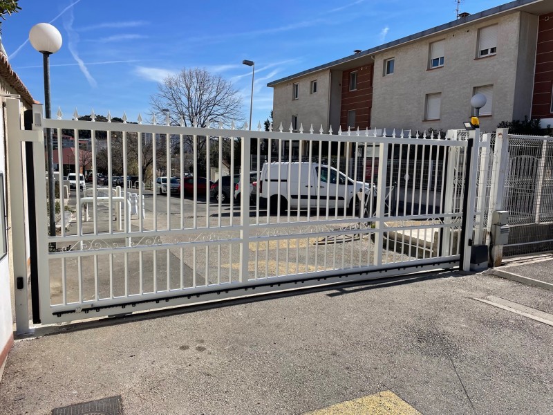 Installation portail coulissant motorisé résidentiel d'accès à une copropriété à Marseille 13012 par Automatisations Services Septèmes