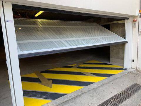 zone de balisage de sécurité des portes et portails motorisés par zébra de peinture jaune et noire réalisée par Automatisations Services