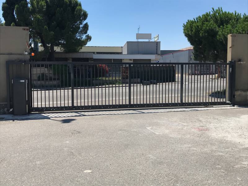 Portail coulissant industriel thermolaqué motorisé sur-mesure conforme aux normes à Marseille