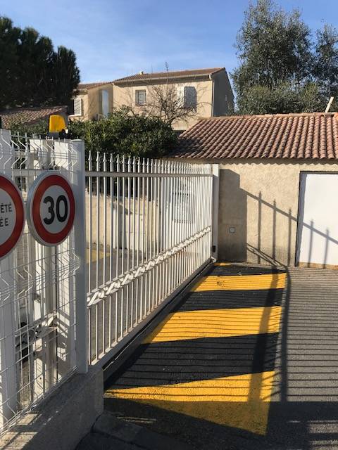 Peinture au sol réglementaire par bandes jaune et noire réalisée par Automatisations Services septèmes les vallons 13