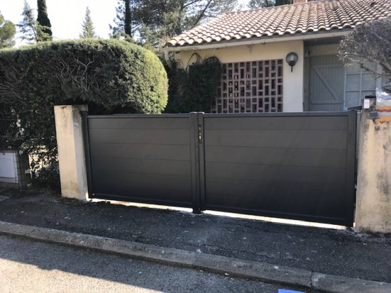 portail aluminium battant gris anthracite design contemporain installé par Automatisations Services sur Cabriès 13480