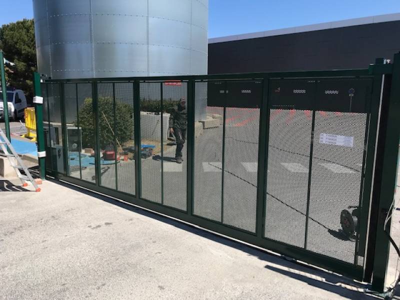 portail coulissant automatique plein tôlé microperforé conforme aux normes NF EN 13241-1 posé par les installateurs Expert BFT d'Automatisations Services