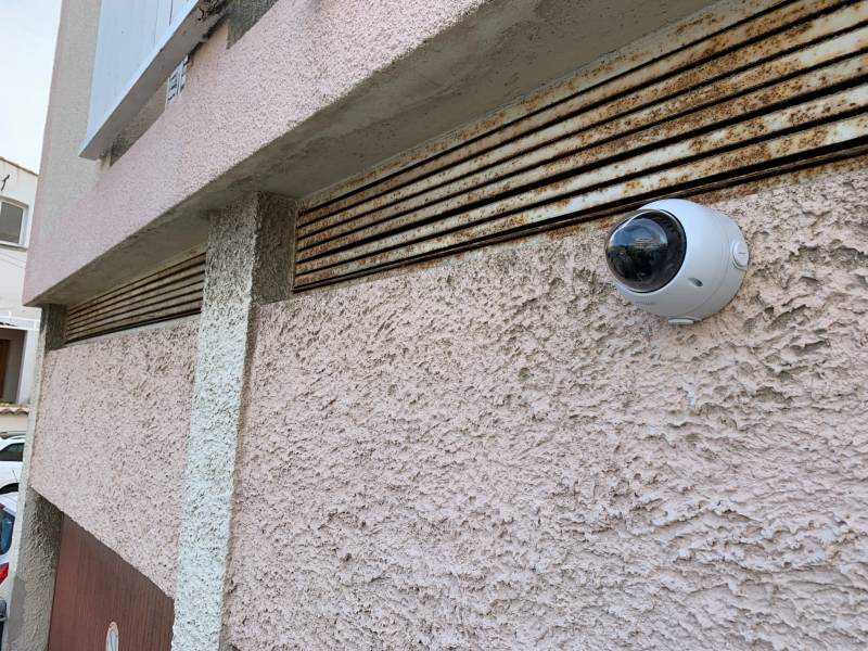 Caméra de vidéosurveillance mini dôme Dahua HD-CVI 4 mégapixel HDBW2401r-z installée par Automatisations Services