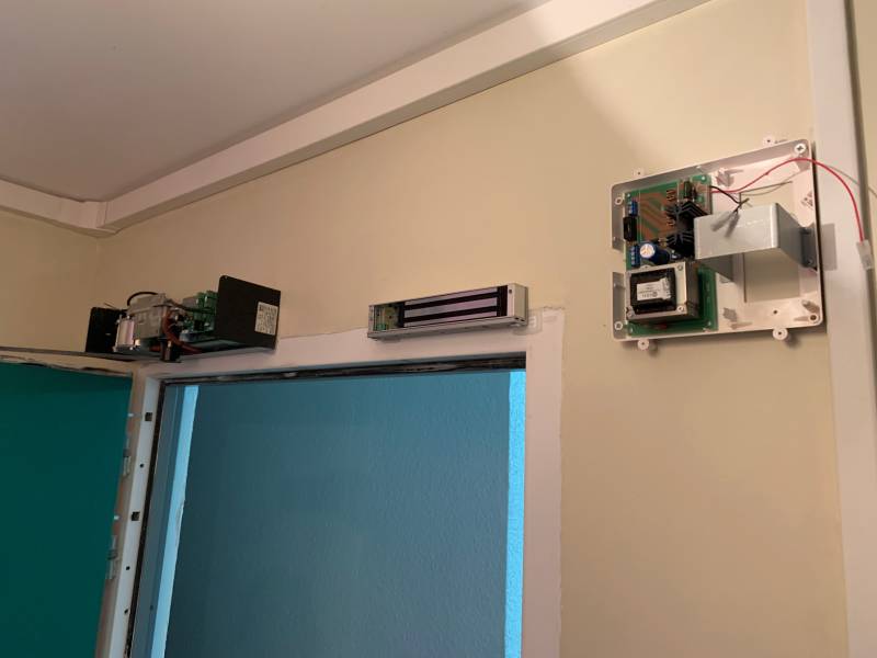 moteur fluo-sw brusless came porte automatique d'appartement installé par Automatisations Services Aubagne