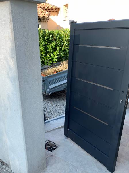 portillon aluminium atlantem lee avec insert inox assorti au portail aix en provence 13100