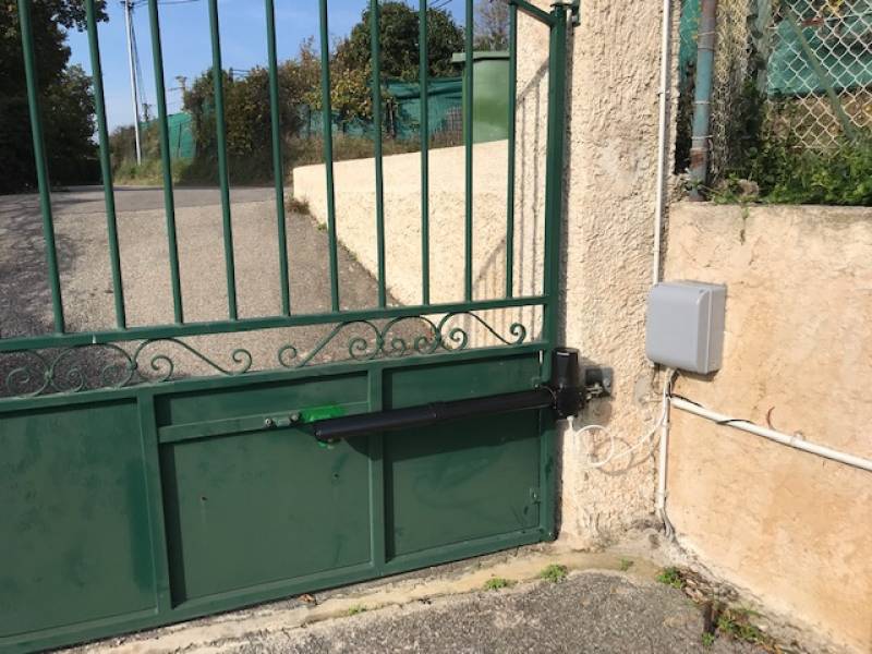 mise en place moteur à vis sans fin robuste et fiable sur portail battant à Simiane