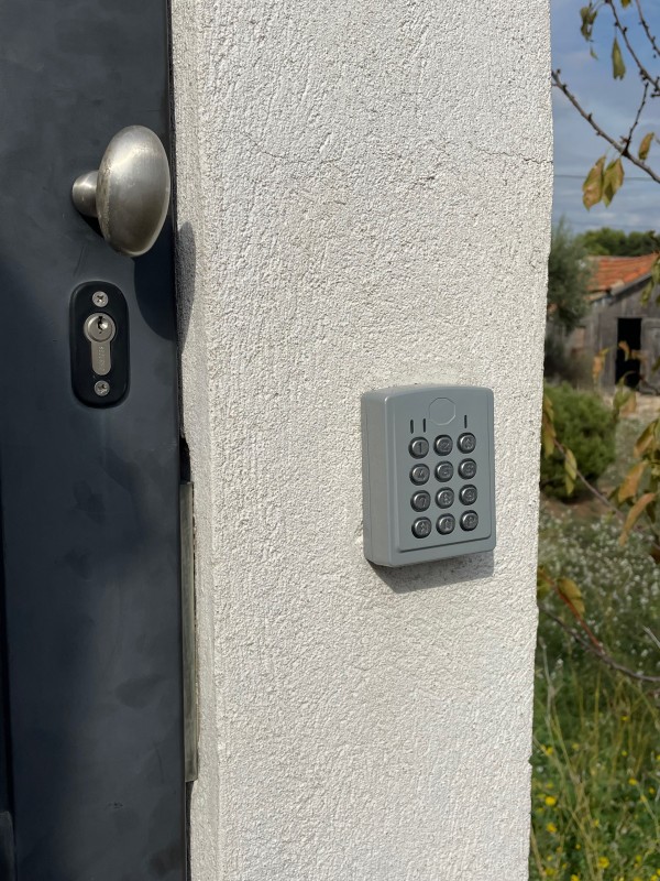 Clavier 2 relais 60 codes avec touches métalliques dans boitier métal 12/24v