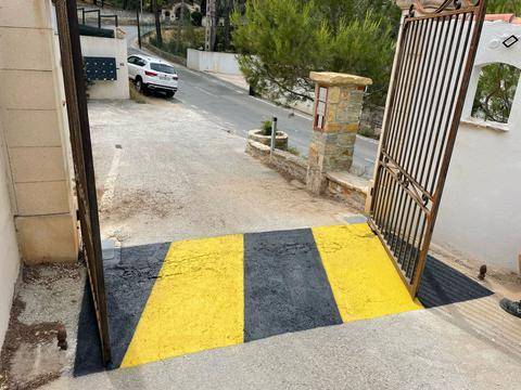 marquage au sol par bandes de peinture jaune et noire pour portails et portes automatisés par Automatisations Services