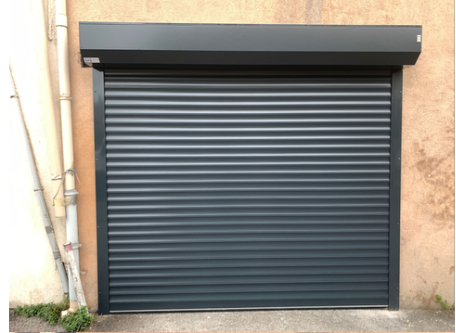 volet de garage monobloc motorisé enroulable lames xl design et esthétique pour garage extérieur installé par automatisations services pour particuliers sur la commune des pennes mirabeau entre septèmes et aix en provence