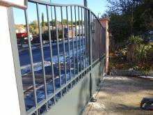 remplacement par un automaticien d'un portail aluminium de grande dimension sur septèmes