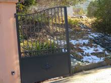 battant portail motorisé forme chapeau de gendarme barreaudé semi ajouré avec rosaces installé et posé par AS13