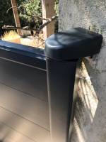 cache gond pour une finition esthétique des fixations du portail aluminium posé par Automatisations Services 13170