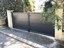 portail aluminium ouvrant à la française design contemporain installé par Automatisations Services à cabriès calas 13480