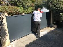 pose portail aluminium manuel à deux battants par le professionnel Automatisations Services 13240