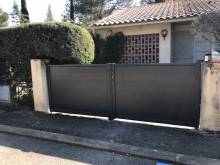 portail aluminium battant gris anthracite design contemporain installé par Automatisations Services sur Cabriès 13480