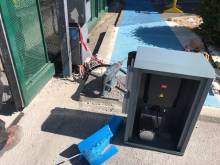 mise en place d'un coffret de protection acier pour moteur coulissant de portail automatisé BFT sur Centre commercial près des Pennes Mirabeau par Automatisations Services 13240