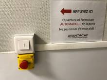 Contrôle porte battante électrique par bouton poussoir installé par automatisations services près d'Aix en Provence 13090
