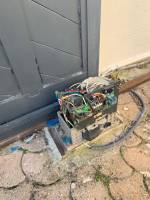 Démontage bloc moteur de portail coulissant en panne pour réparation par Automatisations Services 13