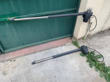 dépose d'un moteur hors-service beninca sur portail battant automatique pour particuliers endommagé par des rafales de vent près de Plan de Campagne par le sav Automatisations Services