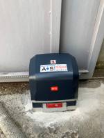 Opérateur électromécanique BFT ARES ULTRA BT A1000 pour portail coulissant jusqu'à 500kg installé par Automatisations Services sur Plan de Cuques