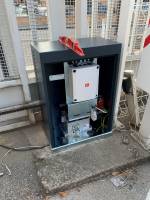 installation motorisation Oberon BFT dans coffret de protection métallique spécialement conçue pour un usage intensif dans les résidences et copropriétés par Automatisations Services