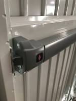 Portillon anti-panique intégré à une porte de garage automatique d'accès à un parking et garages à Marseille