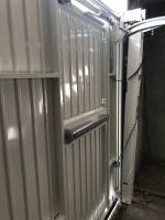 Portillon intégré à une porte de garage automatisée conforme à la réglementation en vigueur dans le secteur de Marseille Aix