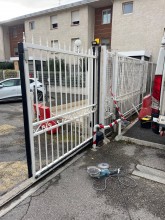 Pose portail coulissant motorisé résidentiel d'accès à une copropriété à Marseille 13012 par Automatisations Services Septèmes