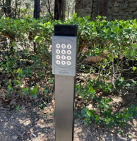 Pose d'un clavier à code mini Intratone pour la commande de votre portail battant électrique came à Luynes