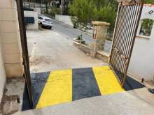 marquage au sol par bandes de peinture jaune et noire pour portails et portes automatisés par Automatisations Services