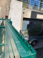 fixation d'une lisse de défense anti intrusion sur portail coulissant motorisé par Automatisations Services Septèmes