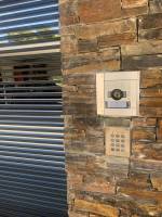 Portier vidéo Lebrand Bticino et clavier à codes SU ACIE de commande d'une porte de garage coulissante pour usage résidentiel installés par Automatisations Services Marseille 13008
